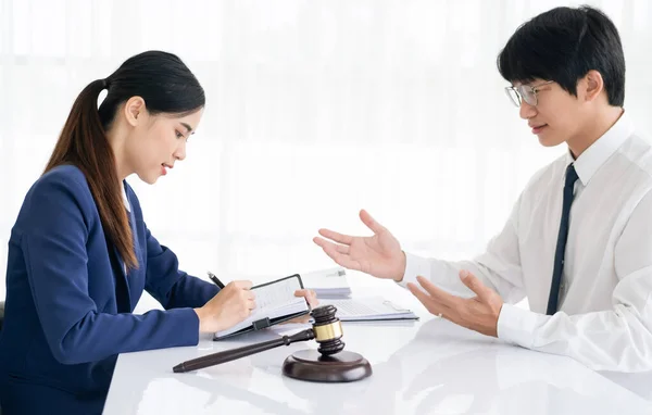 Aantrekkelijke Jonge Advocaat Het Kantoor Zakenman Advocaten Bespreken Contractpapieren Met — Stockfoto