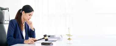 Stres, okuma ve kadın avukat. Ofiste kitap okumakla ilgili analizler yapıyorlar. İş teklifi, profesyonel ve hukuk firması. Avukatlık kitapları ve rapor için araştırma yapan Afrikalı bir kadın işçi ile birlikte.