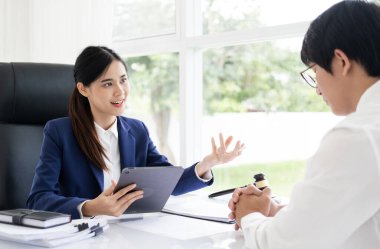 Hukuk bürosundaki müvekkil Yargıç Tokmak 'ın avukatları, takım elbiseli iş adamı ya da yasal hukuk belgeleriyle çalışan bir avukat. danışmanlık ve adalet hukuk firması kavramı.
