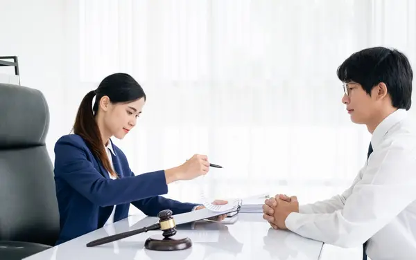 Advogada Profissional Conselheira Discutindo Negociação Caso Legal Com Reunião Cliente — Fotografia de Stock