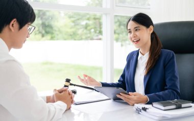 Avukatın müvekkilleri için toplantı ve teselli çözümleri olması, sorun, adalet ve avukat kavramları için ciddi yasal danışmanlık ve güven gerginliği sunmaktadır.