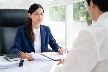 Avukatın müvekkilleri için toplantı ve teselli çözümleri olması, sorun, adalet ve avukat kavramları için ciddi yasal danışmanlık ve güven gerginliği sunmaktadır.