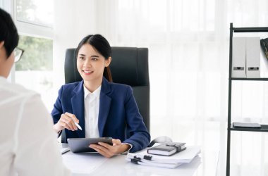 Hukuk, Danışmanlık, Anlaşma, Sözleşme, Avukat veya Avukat, elinde kalem bulunan bir müvekkille mahkemeye gitmeden önce sorulara cevap verme şeklini açıklamak üzere görüşür..