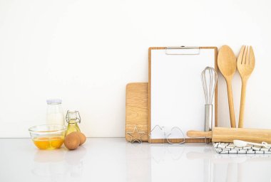 Ev yapımı kekler. Yakın plan, önden manzara, malzeme gereçleri menü panosu yemek tarifi defteri. Lezzetli ve sağlıklı yiyecek konsepti