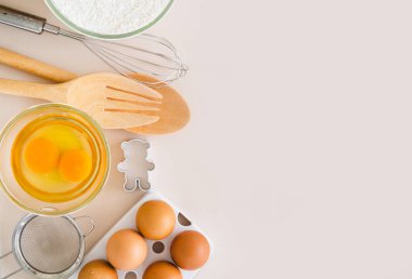 Ekmek hamuru veya kek malzemesi pişirme ve pişirme çerçeve ve mutfak aletleri, un süt yumurtaları. Parlak arkaplan üzerinde çırpı, kurabiye kesici ve un süzgeci metin için kopyalama alanı, düz uzanma