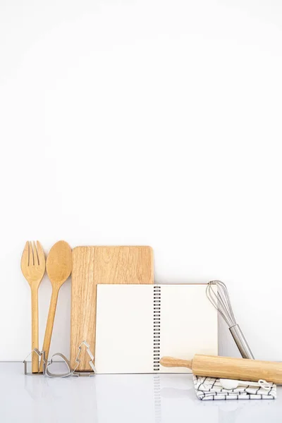 Verticale Blanco Kookboek Houten Keukengereedschap Witte Tafel Witte Achtergrond Vooraanzicht — Stockfoto