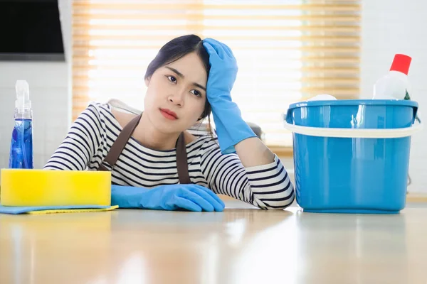 Κουρασμένη Γυναίκα Καθαρότερο Στην Ποδιά Και Γάντια Για Τον Καθαρισμό — Φωτογραφία Αρχείου