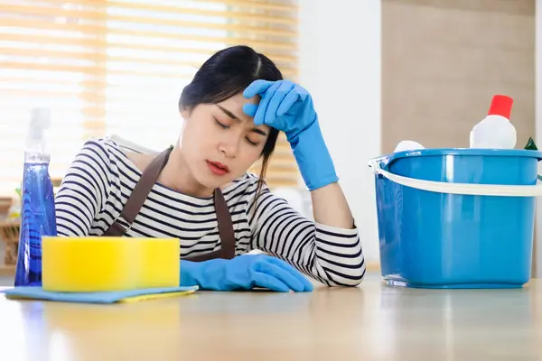 Gefrustreerde Jonge Vrouw Schort Blauwe Rubberen Handschoenen Zittend Keuken Met — Stockfoto