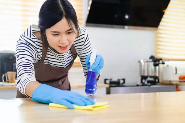Ασιατική Νοικοκυρά Απολυμαίνοντας Επιφάνειες Καθαρισμού Σπίτι Τραπέζι Κουζίνας Απολυμαντικό Σπρέι — Φωτογραφία Αρχείου