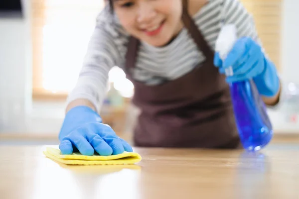 Conceito Limpeza Limpeza Dona Casa Jovem Feliz Luvas Borracha Azul — Fotografia de Stock
