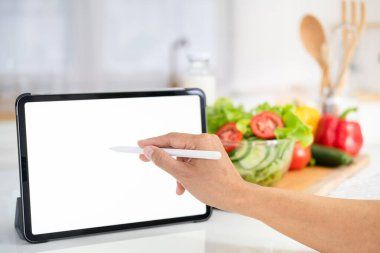 ... vejetaryen sağlıklı sebze arka planında beyaz ekranı gösteren kalem işaretli el ele tutuşun. Çevrimiçi market alışverişi teslimat uygulaması reklamları konsepti, yemek kitabı diyet tarifleri..