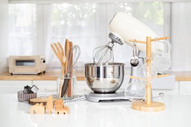 Mutfak gereçleri ve hafif mutfak arka planında ev yapımı pişirme için ahşap aletler. Seçici odak.