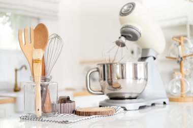 Mutfak gereçleri ve hafif mutfak arka planında ev yapımı pişirme için ahşap aletler. Seçici odak.