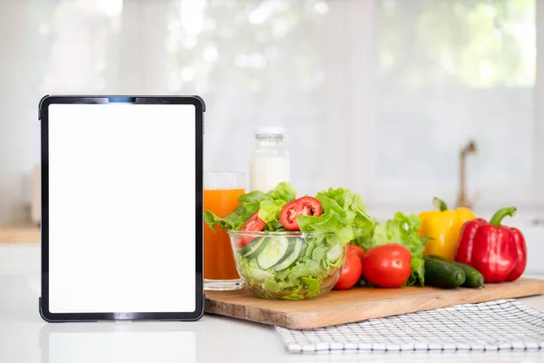 Laptop bilgisayar, vejetaryen sağlıklı sebze geçmişi üzerine beyaz ekran. Online market alışverişi uygulaması reklamları konsepti, yemek kitabı diyet tarifleri, yakın görüş..