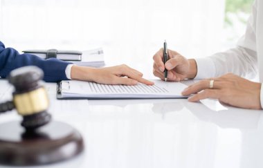 Erkek müşteri sözleşme toplantı avukat imza yazmak avukat, işadamı müşteri alıcı iş sigortası satış satın alma iş sözleşmesi kavramı imzalamaya hazır anlaşma yapmak, yakından görünümü