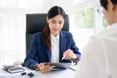 Ciddi profesyonel kadın danışman danışmanlık istemci toplantı konuşmak, sahip iş konuşma veya teklif yapma, sigortacı vererek tavsiye, danışman öğretim stajyer, iş görüşmesinde konuşan insan kaynakları