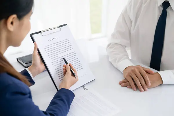 Advocaat Werkt Samen Met Cliënt Bespreken Contractdocumenten Met Juridische Wetgeving — Stockfoto