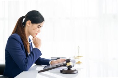 Hukuk bürosu masasında çalışan ya da yasal belge hazırlayan bir avukat. Gavel, kanun koyucu ve avukatın adil ve eşit karar vermesi için çekiç. Eşitlik