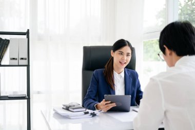 Avukat, yasal sözleşme belgelerinin şartlarını açıklayıp müvekkilden doğru dürüst imzalamasını istiyor. Hukuki danışmanlık ve hukuki işlemler danışmanlık hizmetleri.