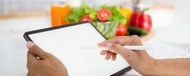 ... vejetaryen sağlıklı sebze arka planında beyaz ekranı gösteren kalem işaretli el ele tutuşun. Çevrimiçi market alışverişi teslimat uygulaması reklamları konsepti, yemek kitabı diyet tarifleri..