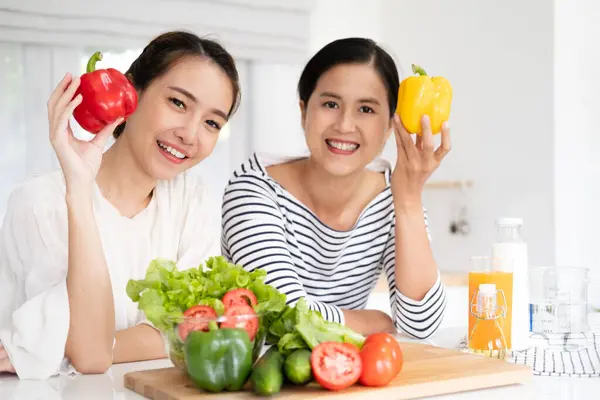 Girlfriends Preparing Healthy Dish Kitchen Female Friends Cooking Having Fun — Stock Photo, Image