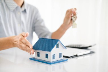 Emlakçı ev modeli ve anahtarları