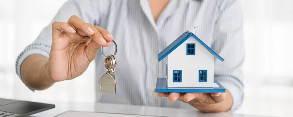 Emlakçı ev modeli ve anahtarları
