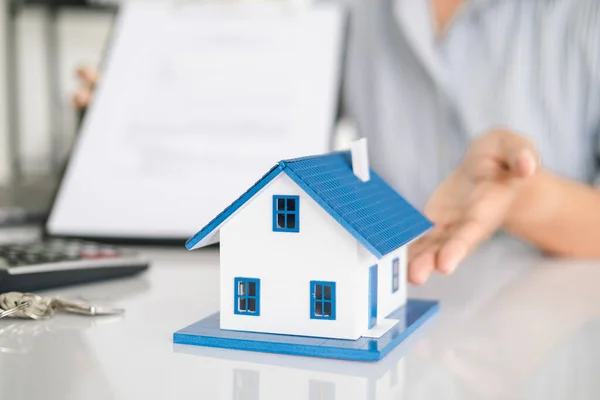 Les Agents Immobiliers Parlent Louer Acheter Une Maison Dans Bureau — Photo