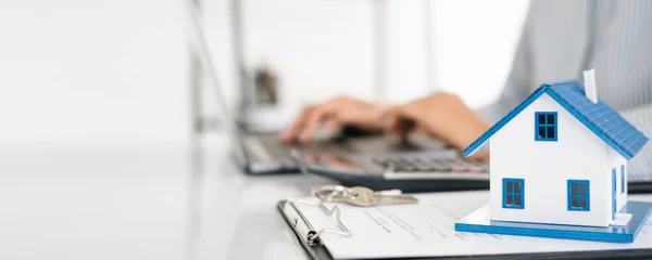 Ofiste Dizüstü Bilgisayarla Çalışan Bir Emlakçı — Stok fotoğraf
