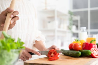 Kesme tahtası ve mutfakta sebze doğrama, evde yemek hazırlama görüntülerini kapatın. Vejetaryen sağlıklı yiyecekler