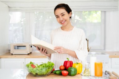 Kadın basit yaz salatası yemek kitabı için reçete okuma. Basit sağlıklı gıda kavramı