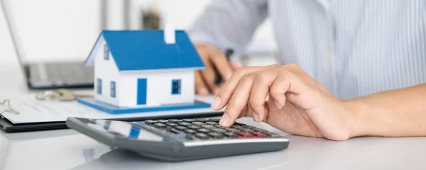 Kupno Sprzedaż Domów Cen Nieruchomości Koncepcja Człowiek Używający Kalkulatora Liczenia — Zdjęcie stockowe