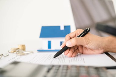 Emlakçı ve müşteri sözleşmesine satın house, sigorta ya da kredi emlak geçmişi tartışmak ile ev modeli.