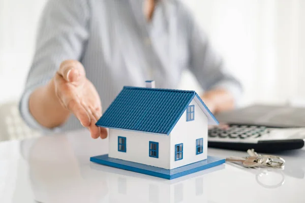 Agentes Imobiliários Licitam Casas Projeto Para Explicar Detalhadamente Aos Clientes — Fotografia de Stock