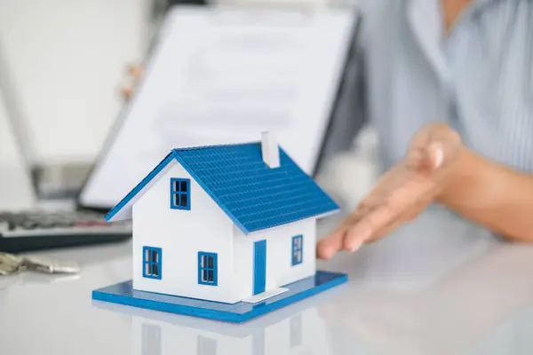 与房地产经纪人和客户讨论购房 保险或贷款房地产背景的房模 — 图库照片