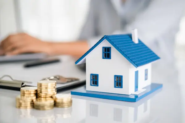 房地产或地产投资 住房抵押贷款利率 为退休概念存钱 在桌子上堆放有房子模型的硬币 商业增长背景 — 图库照片