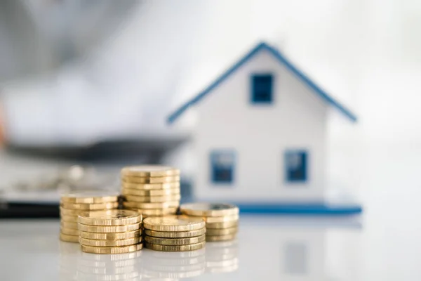 房地产或地产投资 住房抵押贷款利率 为退休概念存钱 在桌子上堆放有房子模型的硬币 商业增长背景 — 图库照片