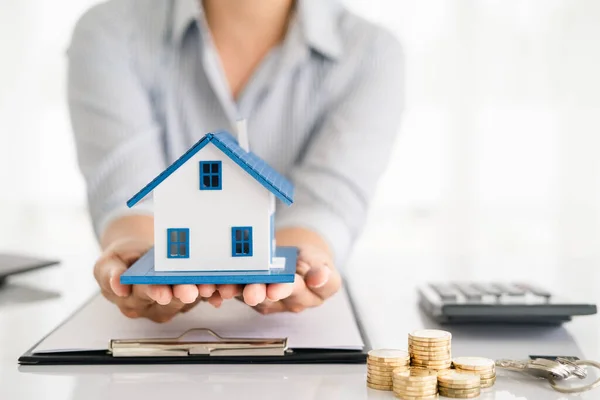 Agent Nieruchomości Dostarczanie Przykładowych Domów Klientów Umowy Kredytu Hipotecznego Zawarcie — Zdjęcie stockowe