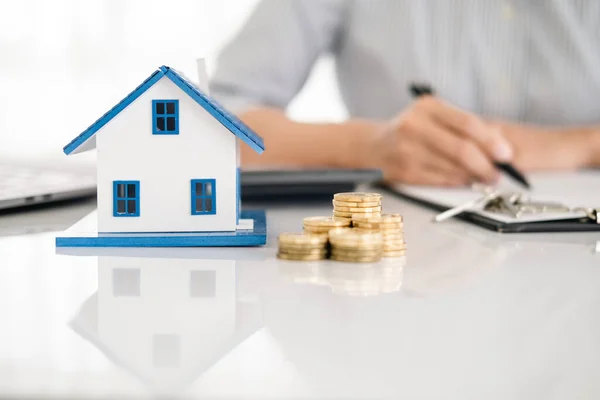 Ház Modell Real Estate Agent Vevő Szerződés Buy Ház Biztosítás — Stock Fotó
