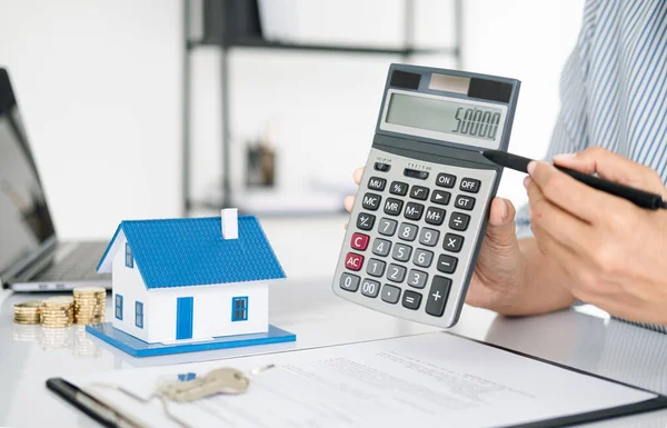 Покупка Продажа Домов Цен Недвижимость Концепция Человек Использующий Калькулятор Подсчета — стоковое фото