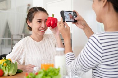Bayan arkadaşlar vejetaryen yemeği hazırlıyorlar. Mutfakta sebze hazırlıyorlar. Arkadaşlar aşçı aşçı konsepti.