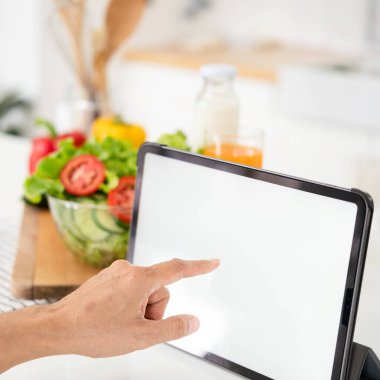 Vejetaryen sağlıklı sebze geçmişi üzerine tablet modelleme beyaz ekranını kapat. Çevrimiçi market alışverişi teslimat uygulaması reklamları konsepti, yemek kitabı diyet tarifleri..
