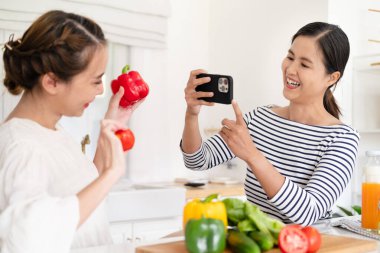 İki neşeli arkadaşları birlikte pişirin. Arkadaşlar Şef aşçı yemek kavramı.