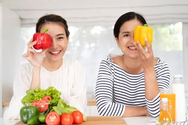 Vackra Flickvänner Som Lagar Mat Köket Bästa Vänner Förbereder Hälsosam — Stockfoto