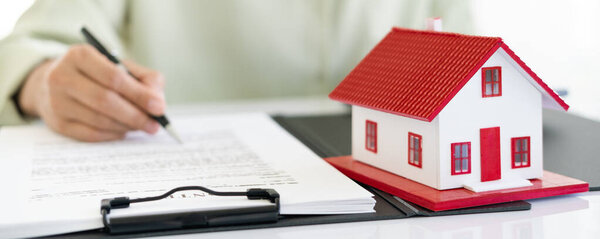 агент по недвижимости Доставка образцов домов клиентам, договоры ипотечного кредита. Заключить договор аренды купли-продажи дома. договора страхования жилья, концепции ипотечного кредитования