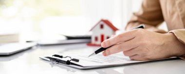 Emlak komisyoncusu Sözleşme, anlaşma, ev sigortası konsepti Kira ve ev satın alma