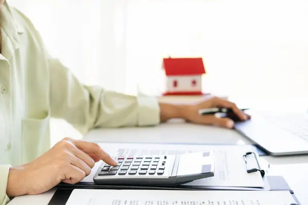 商界人士计算利息 税项和利润 以投资于房地产和购房 图库图片