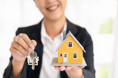 Emlakçı ev modeli ve anahtarları