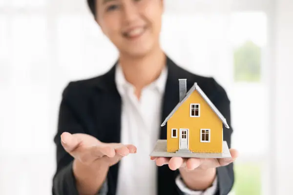Real Estate Agents Bid Homes Project Explain Detail Clients Explain — Stock Photo, Image