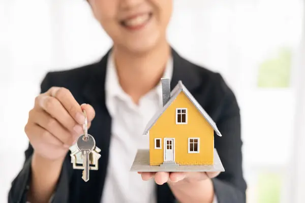 Real Estate Agent House Model Keys — Stock Photo, Image